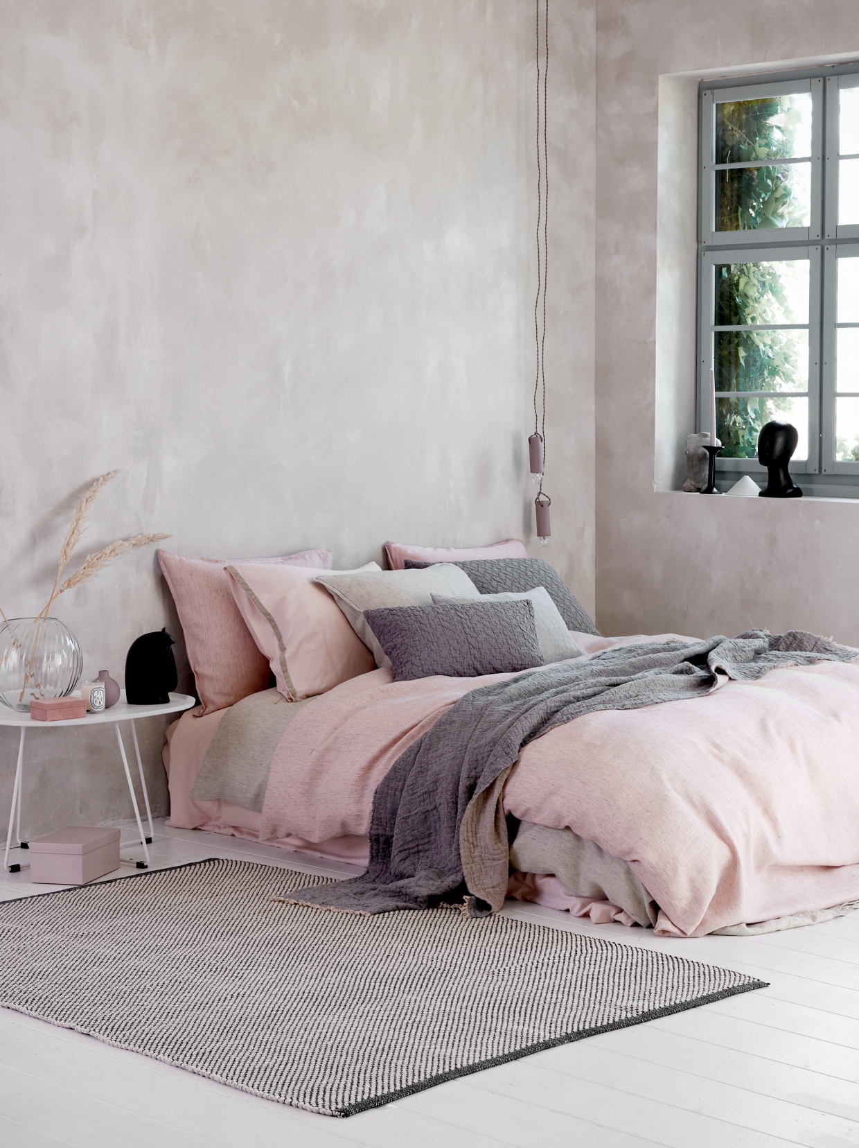 Inspiratie voor een romantische slaapkamer met wit, roze en grijs - ARCHANA.NL #slaapkamers #bedrooms