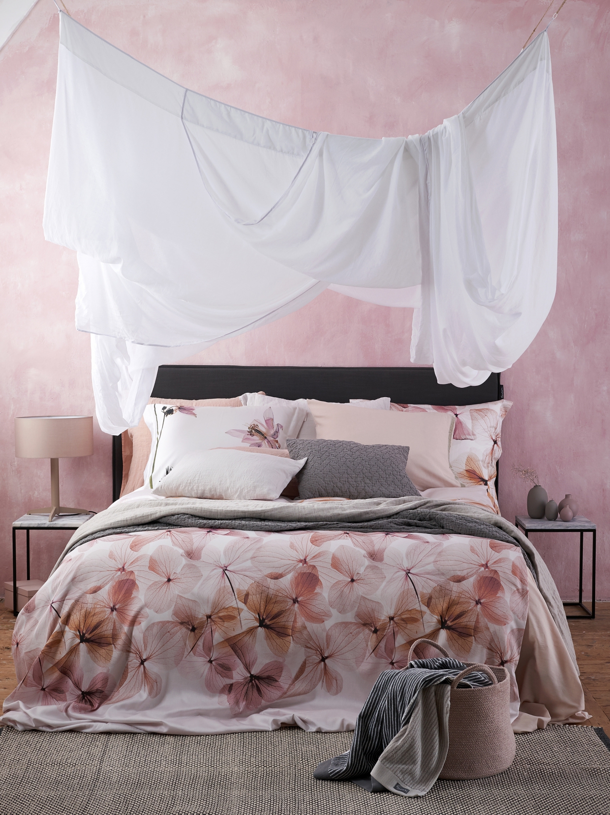 Inspiratie voor een slaapkamer met wit, roze en grijs | ARCHANA.NL #slaapkamers #bedrooms