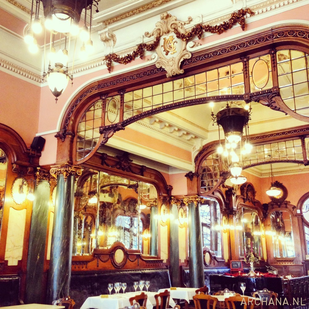 Feeling royal at Majestic Café in Porto, Portugal. It is called the most beautiful café in Porto and according to ucityguides.com it is mentioned as one of the most beautiful cafes in the world. - ARCHANA.NL | porto | oporto portugal | oporto travel | travel portugal porto | vakantie portugal | vakantie porto | citytrip portugal | citytrip porto #porto #oporto #portugal